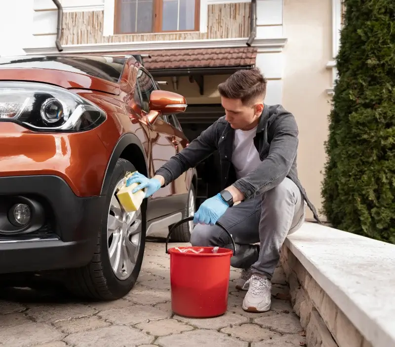 Lavage auto à domicile Saint-Prix : professionnel intervenant sur un véhicule